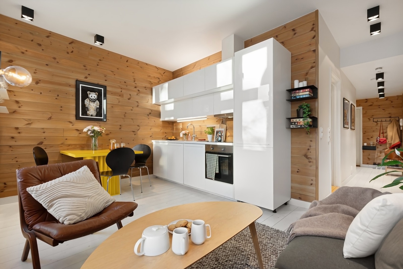 Stilrent kjøkken fra 2015 med integrerte hvitevarer og praktiske løsninger. Galleribilde