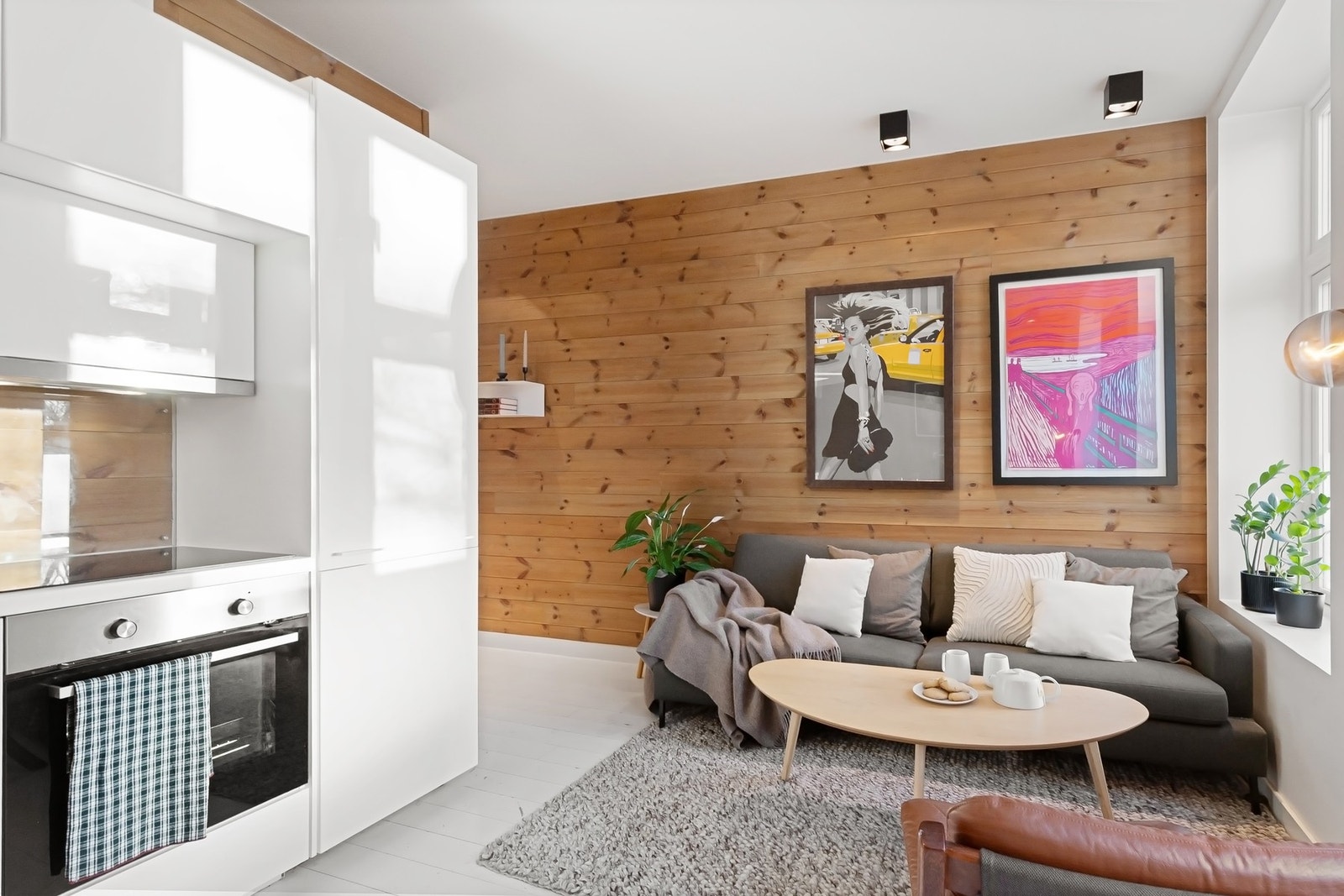 Trepanel på veggene skaper en lun atmosfære og gir leiligheten et tydelig særpreg. Galleribilde