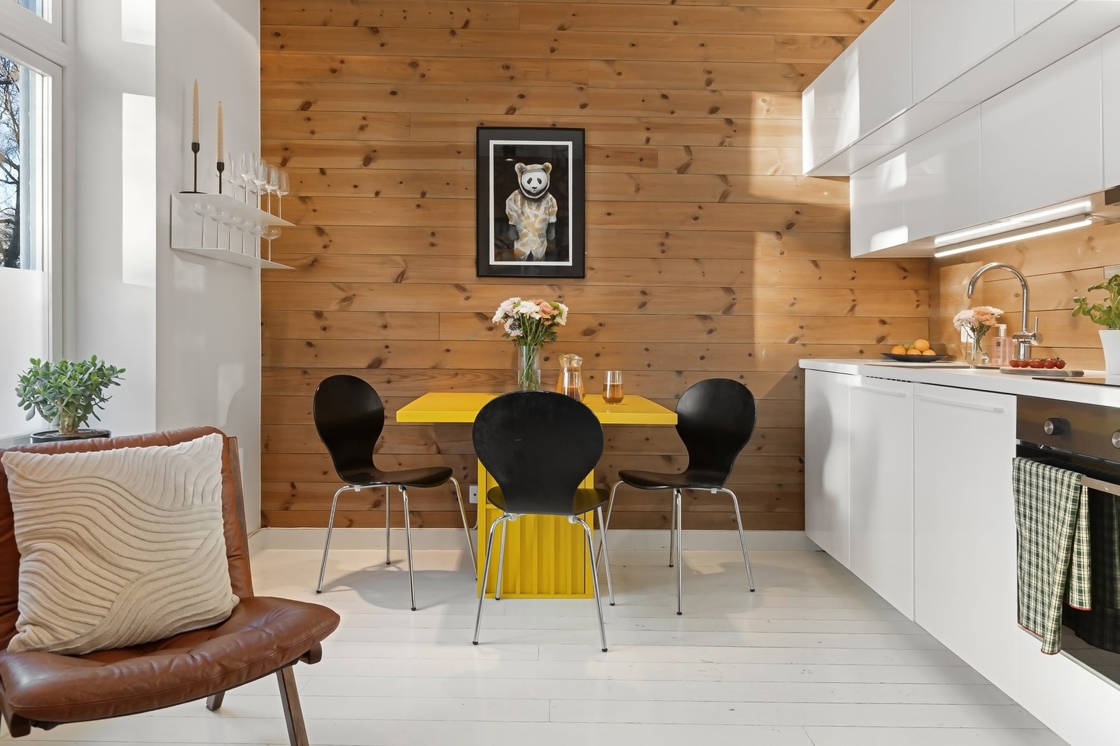 Kjøkken og spiseplass med gjennomgående materialbruk og godt lysinnslipp. Galleribilde