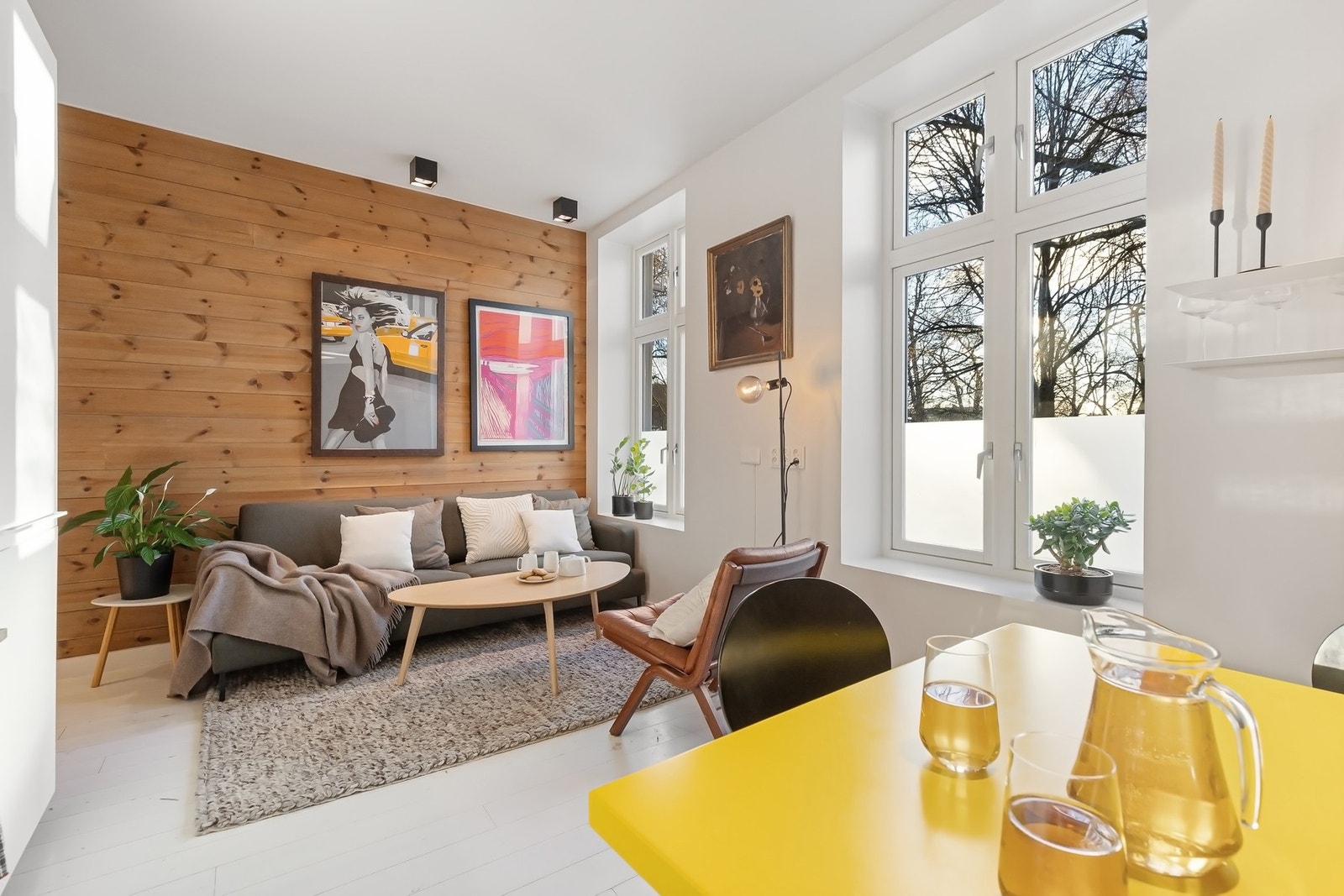 Sosialt oppholdsrom med god plass til både sofa og spisebord. Galleribilde