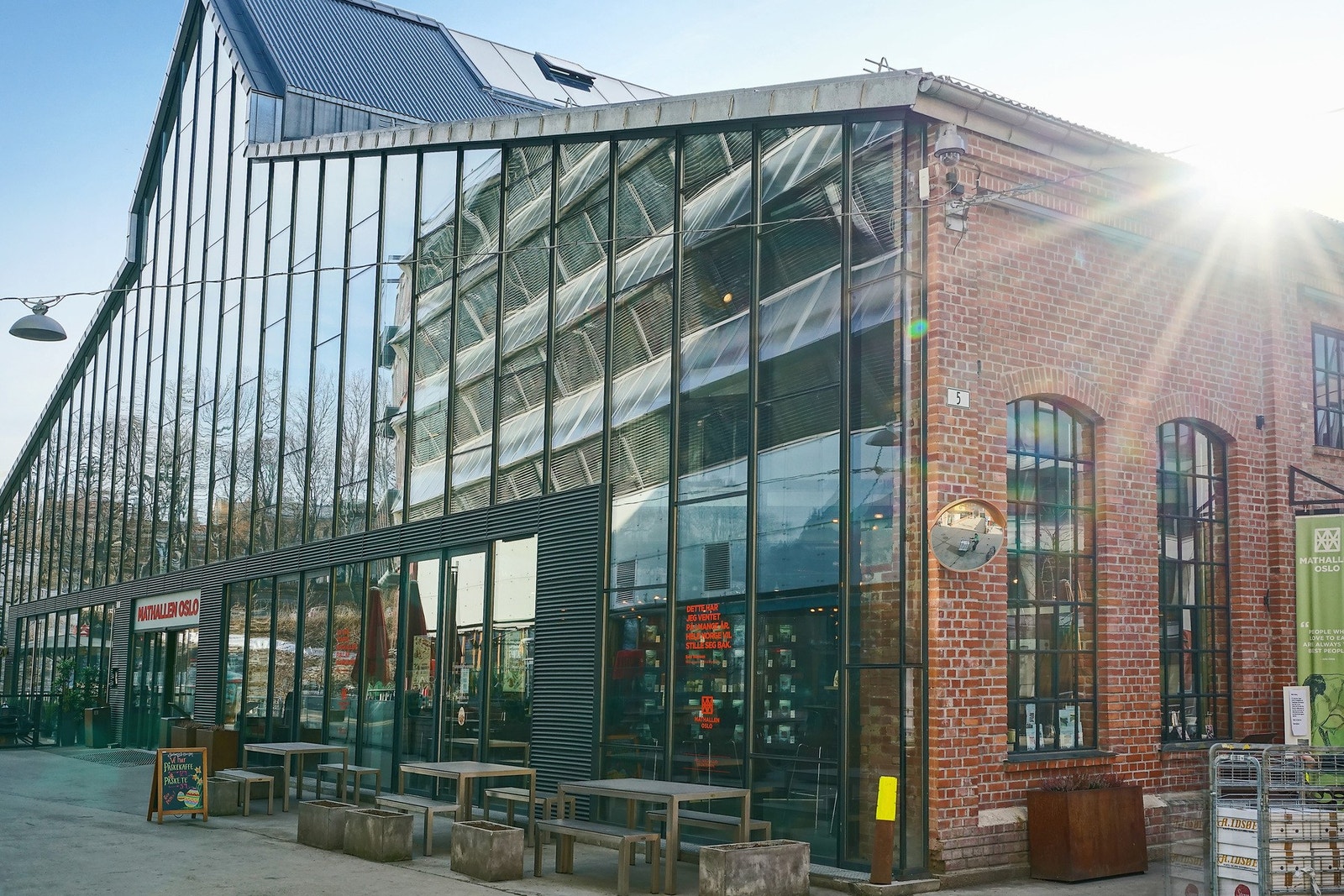 Mathallen på Vulkan byr på et bredt utvalg av matopplevelser og fungerer som et populært samlingspunkt i nærområdet. Galleribilde