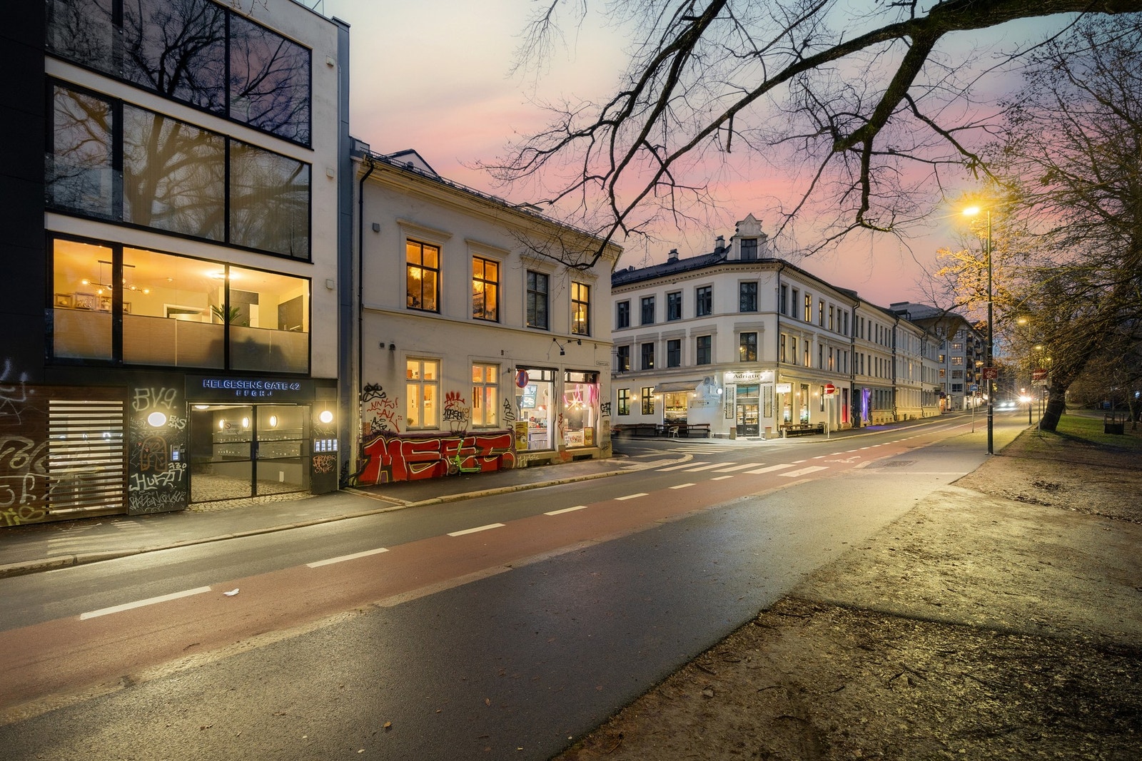 Helgesens gate ligger rolig til langs Sofienbergparken, med kort vei til Grünerløkkas brede tilbud av butikker, serveringssteder og kultur. Galleribilde