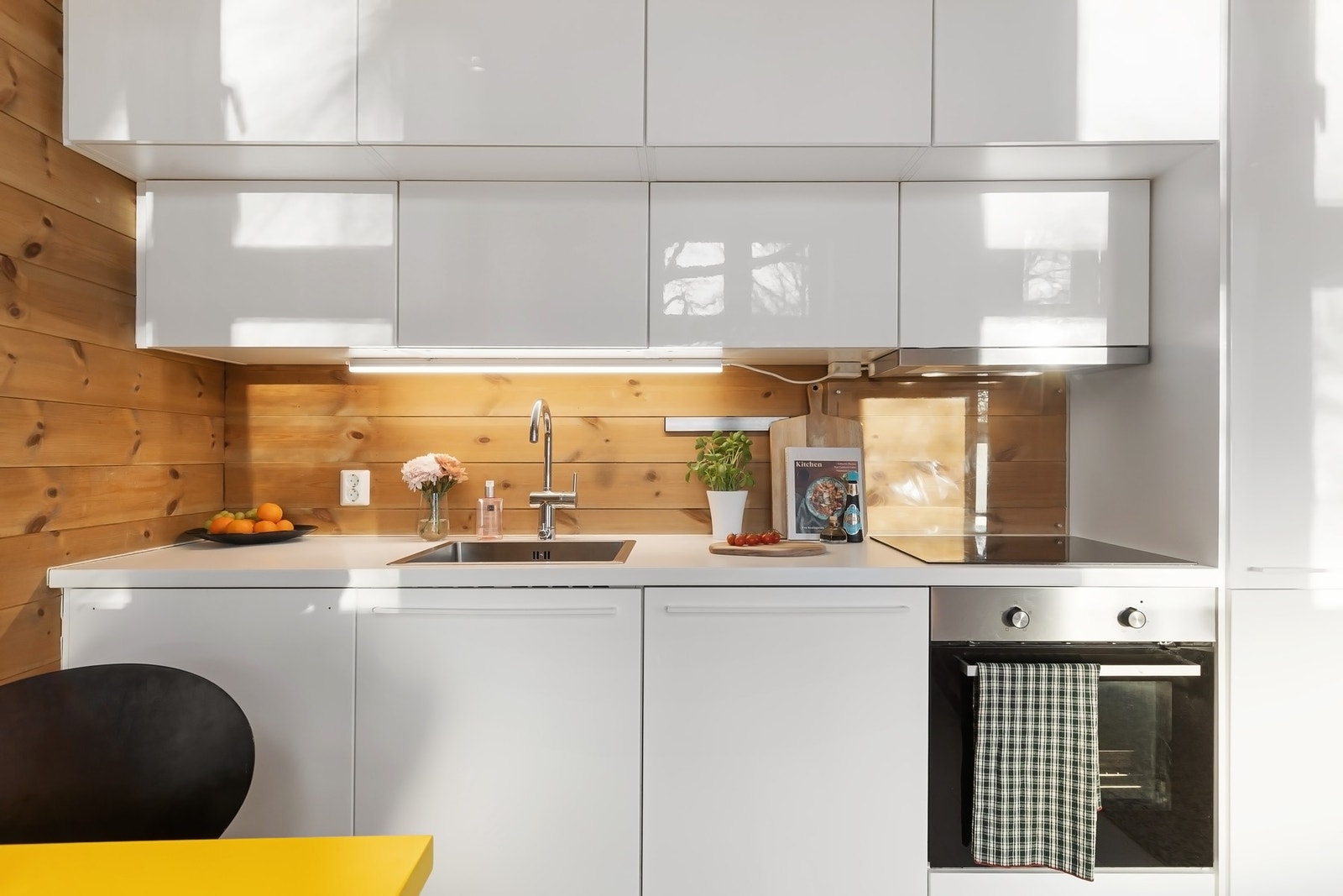 Stilrent kjøkken med glatte fronter, god benkeplass og integrerte hvitevarer. Galleribilde