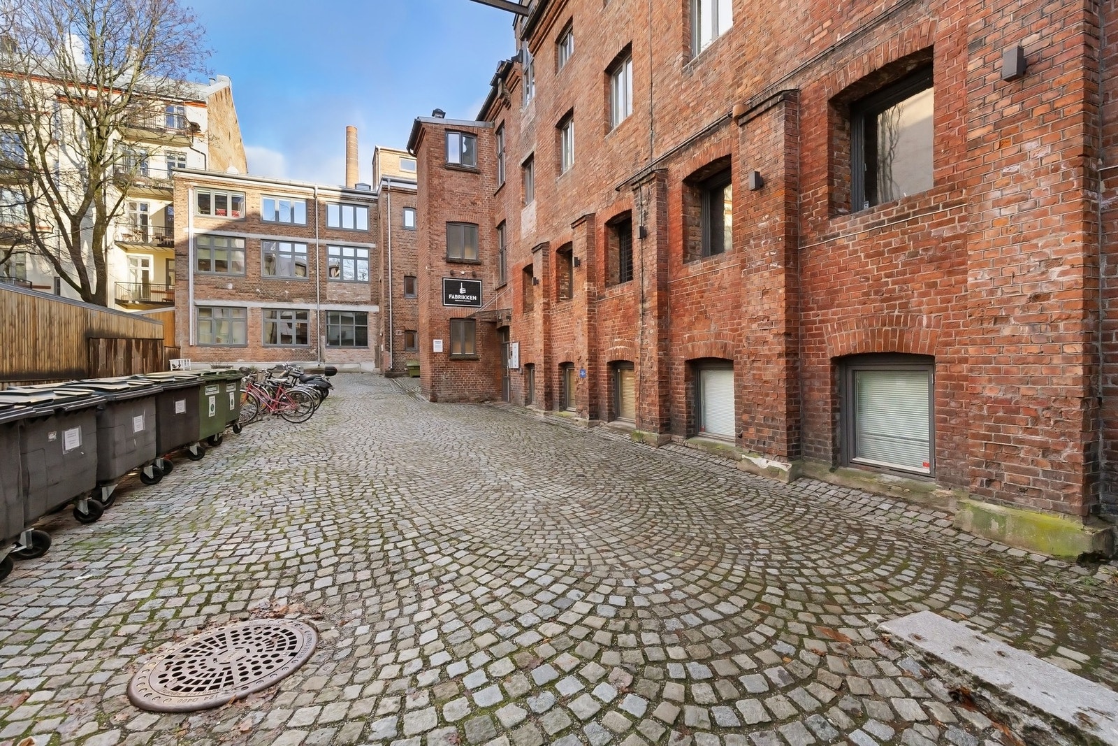 Rolig og skjermet bakgård med adkomst til leiligheten. Galleribilde