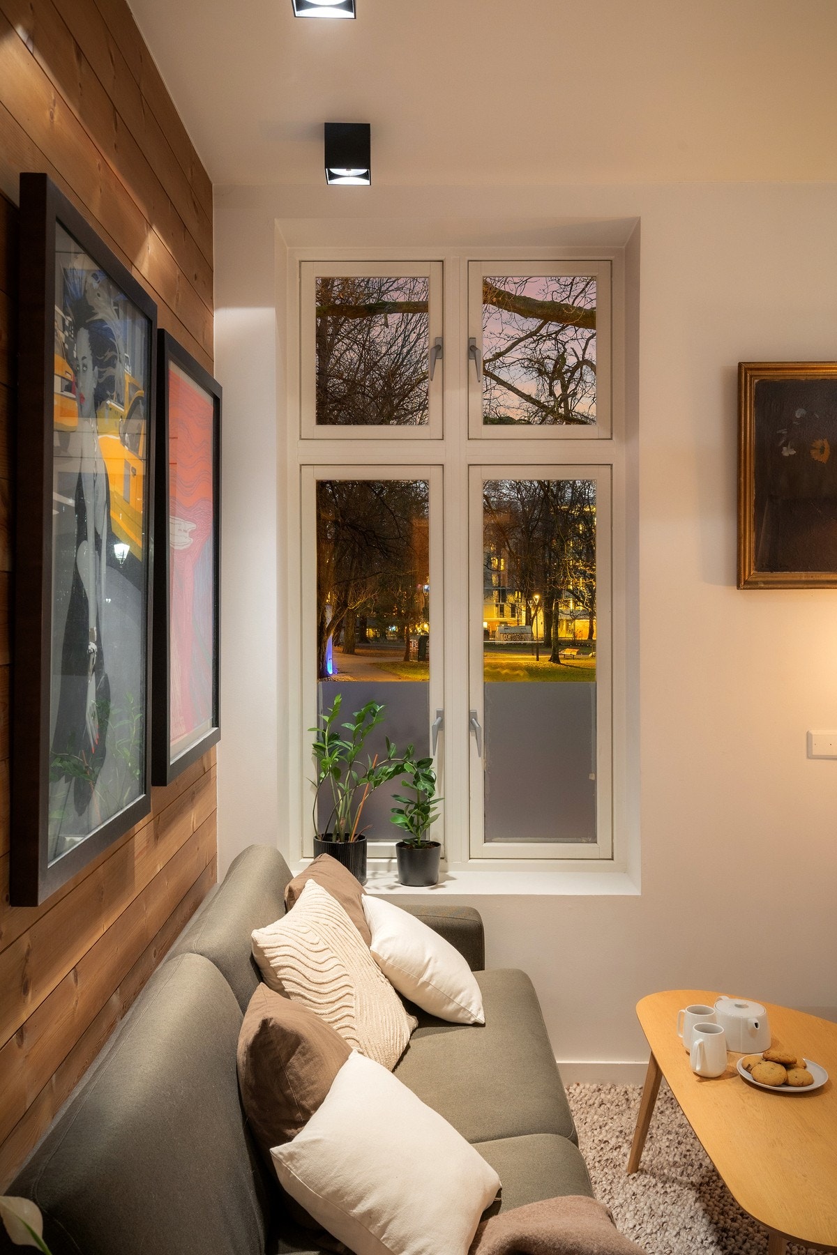 Stuen har en fin kombinasjon av panel, store vinduer og gjennomtenkt belysning. Galleribilde