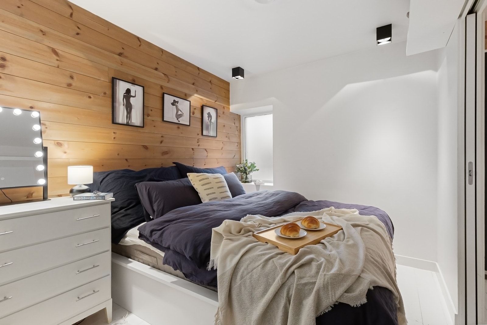 Romslig soverom vendt mot rolig bakgård. Dobbeltseng (1,6 m) med oppbevaring medfølger. Galleribilde