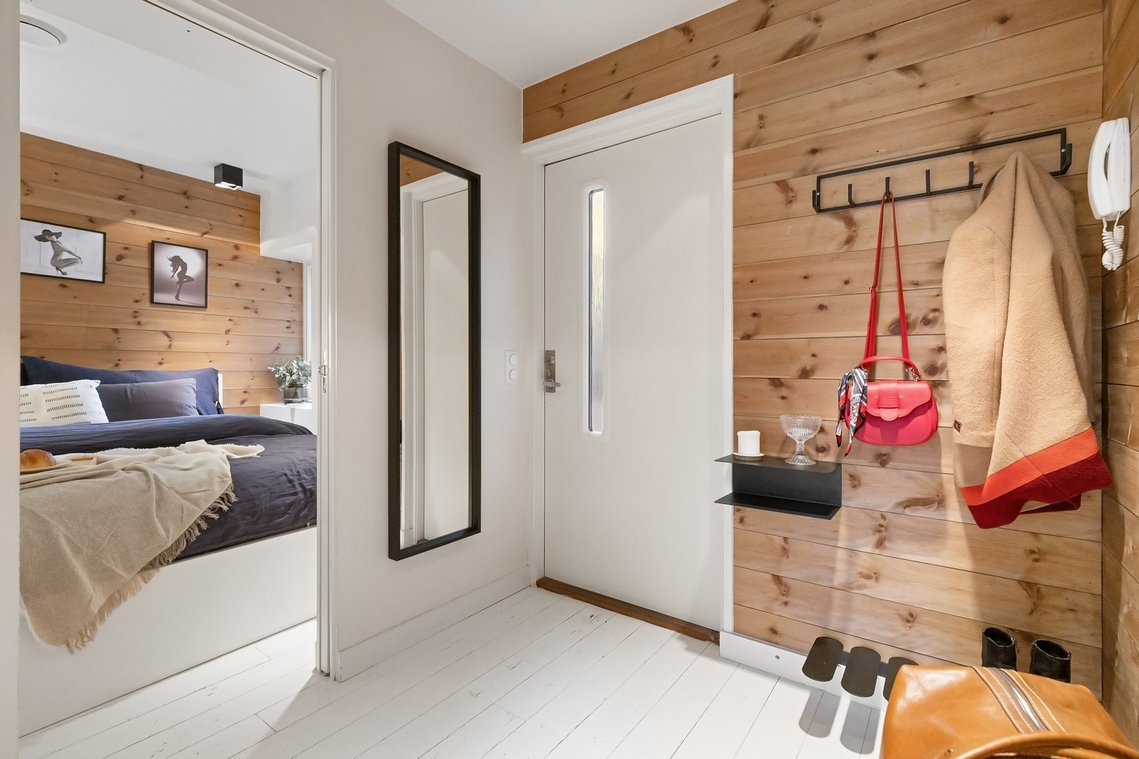 Entréen har god plass til yttertøy og sko, i tillegg til innvendig skap for ekstra oppbevaring. Galleribilde