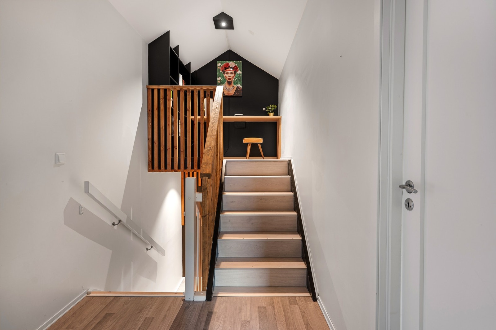 I trappen opp til 2. etasje finnes et platå som kan brukes som kontor eller arbeidsområde. Galleribilde