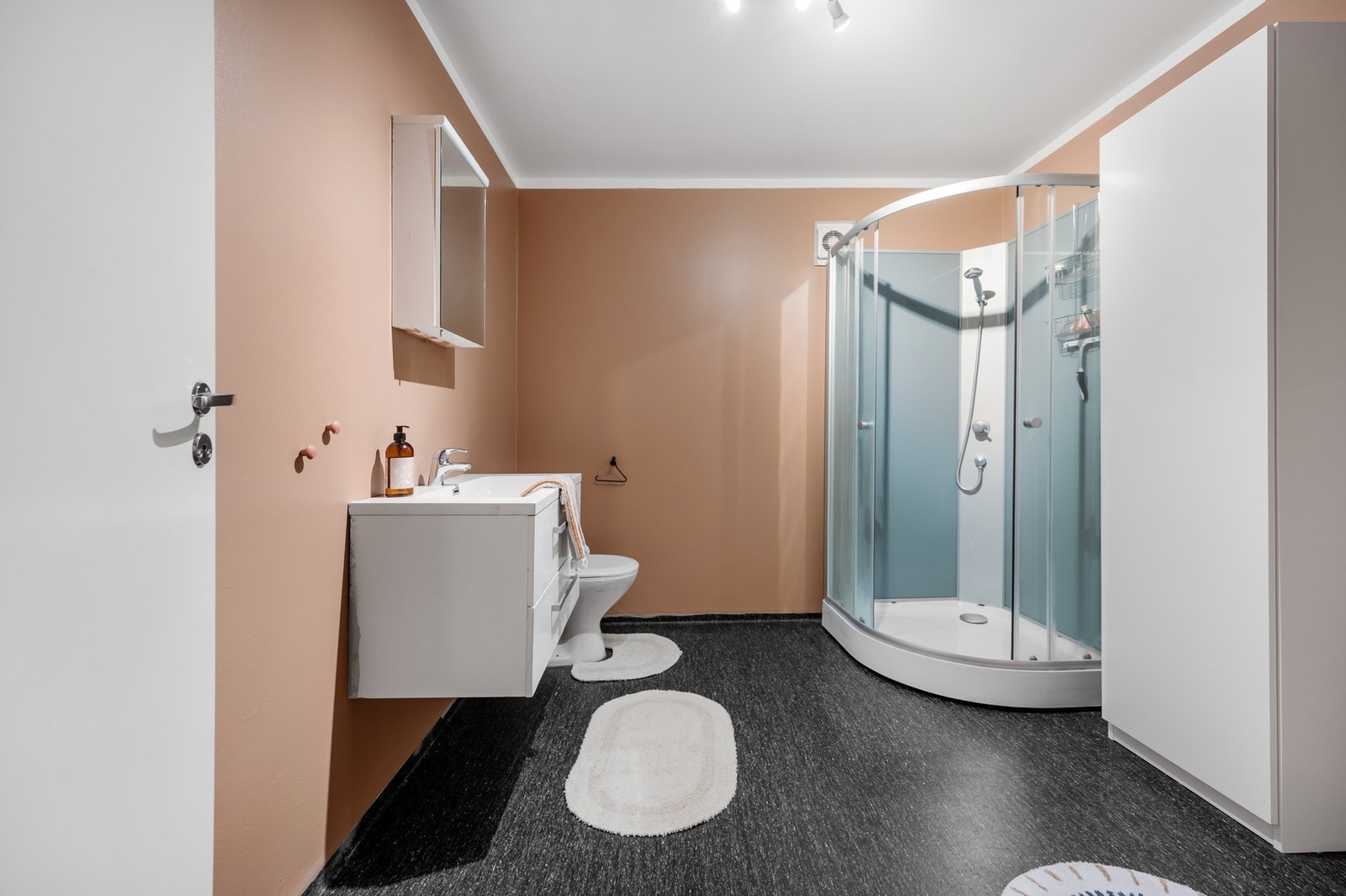 Sjarmerende bad i kjeller med smarte oppbevaringsløsninger. Galleribilde