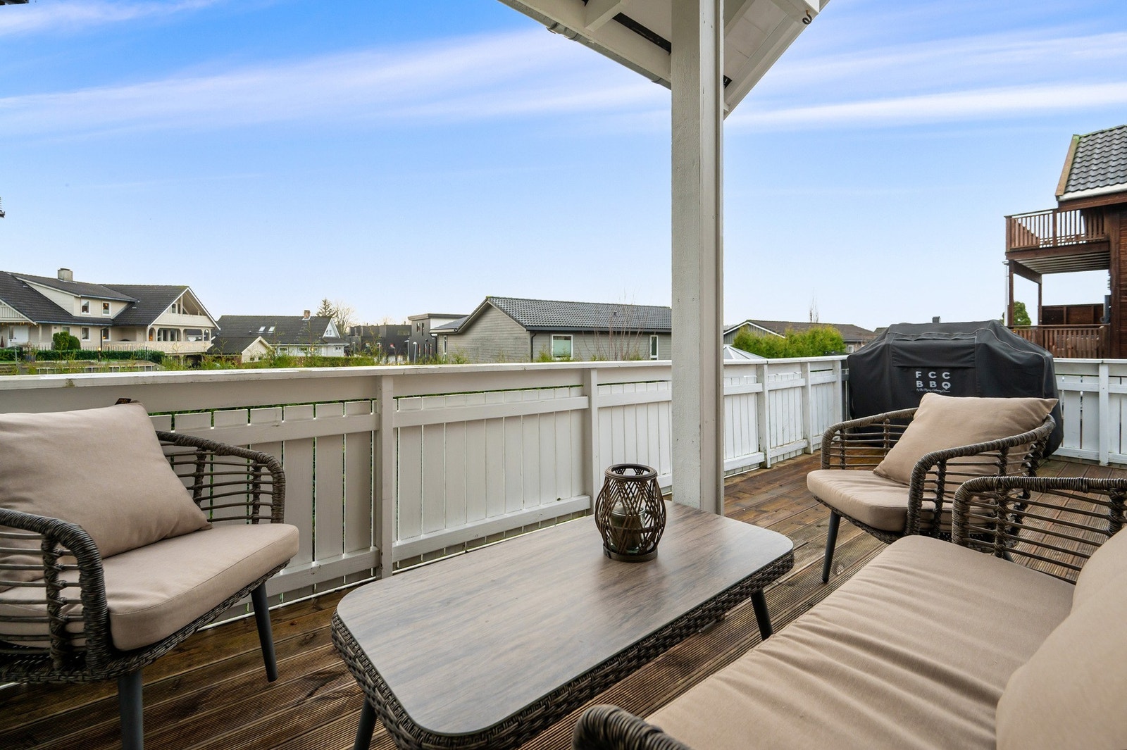 Romslig terrasse, perfekt for avslapning, utemåltider og lange sommerdager. Galleribilde