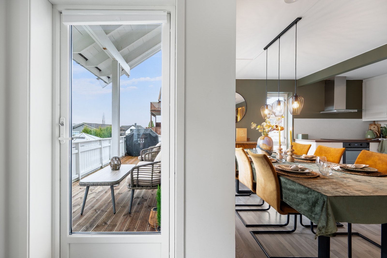 Fra stuen er det enkel tilgang til terrassen, perfekt for lange sommerdager. Galleribilde