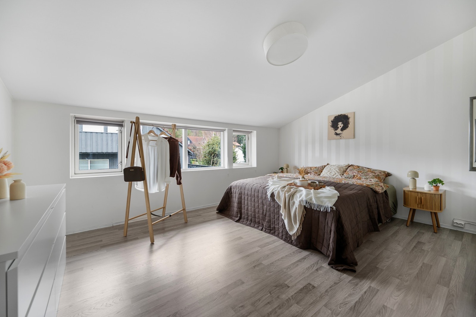 Hovedsoverommet har rikelig plass til dobbeltseng og god garderobeløsning. Galleribilde