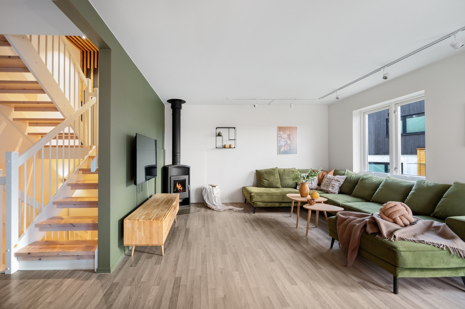 Lys og innbydende stue med varme toner og koselig peis. Galleribilde