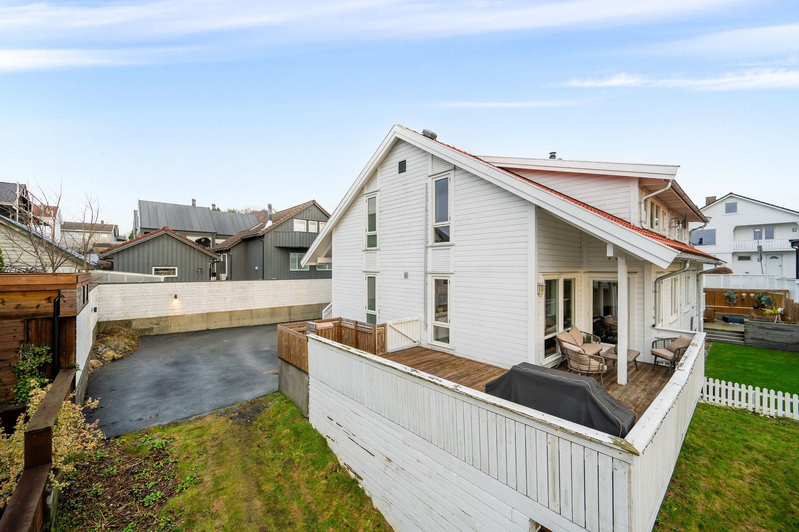 Terrassen fanger ettermiddags- og kveldssolen, fantastiske solforhold. Galleribilde