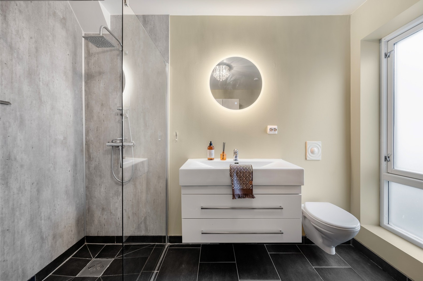 Flislagt bad med moderne og stilrent preg. Galleribilde