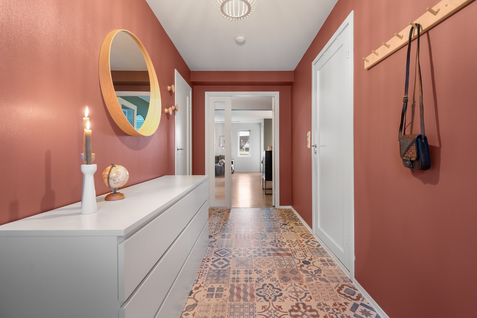 Ved inngangen finnes praktisk oppbevaring for yttertøy og enkel tilgang til bad. Galleribilde