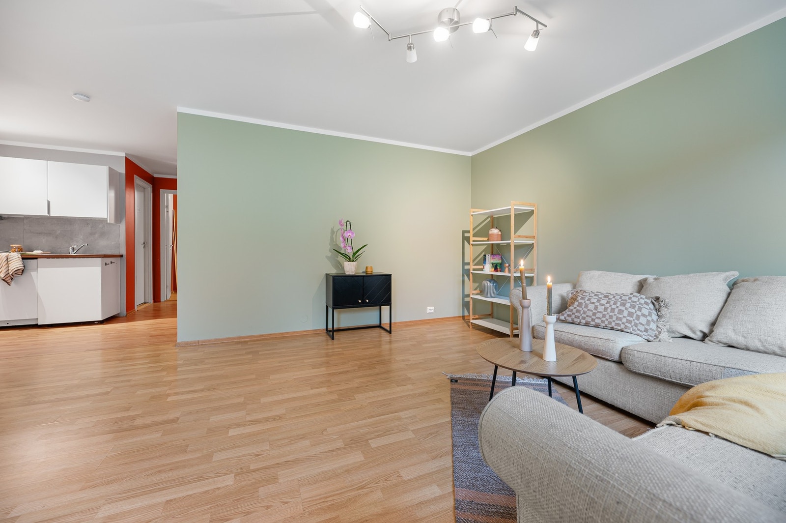 Kjelleren har en åpen stue- og kjøkkenløsning som gir romslige og fleksible oppholdsarealer. Galleribilde