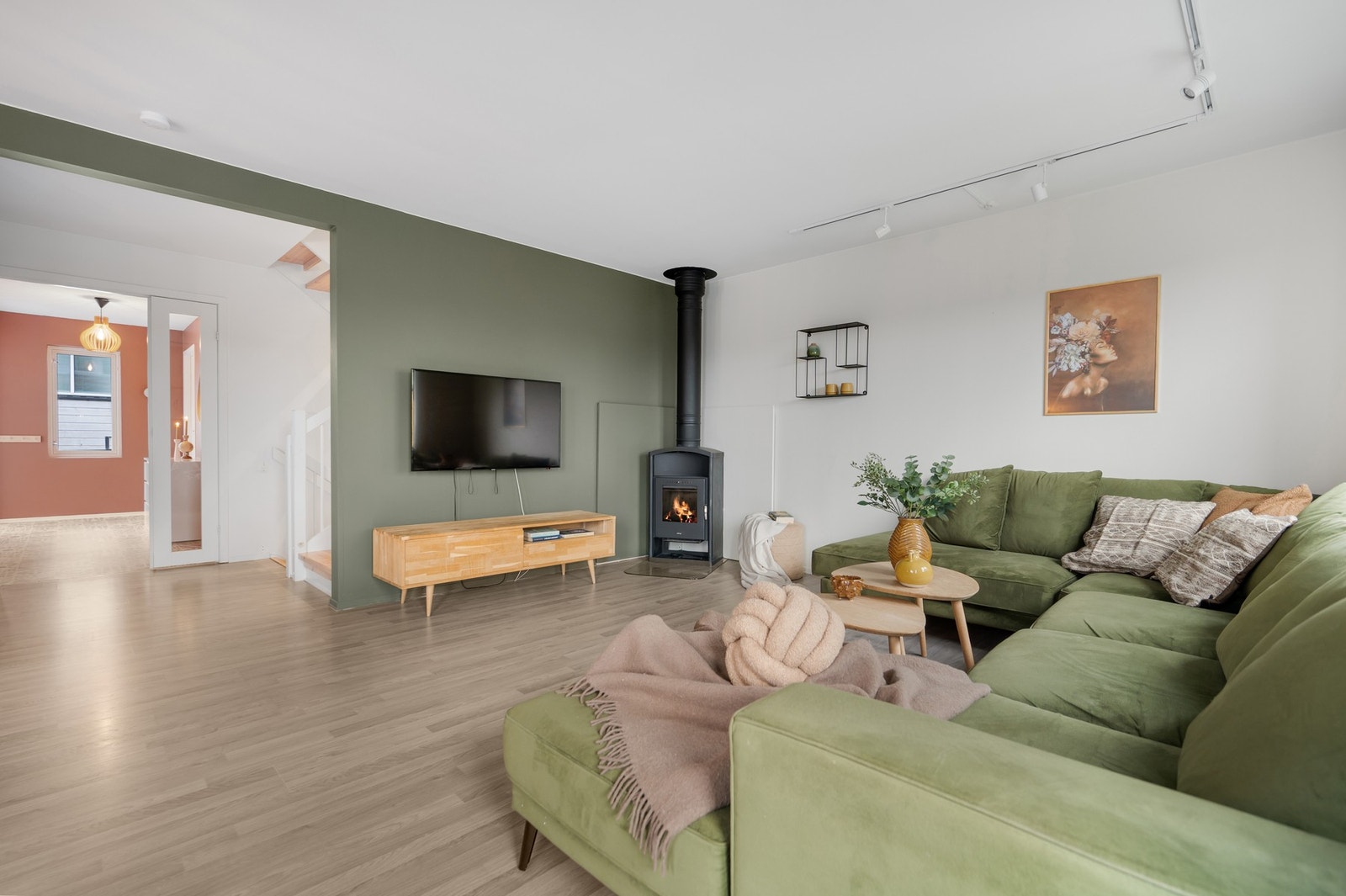 Koselig stue med peis som skaper en varm og innbydende atmosfære. Galleribilde