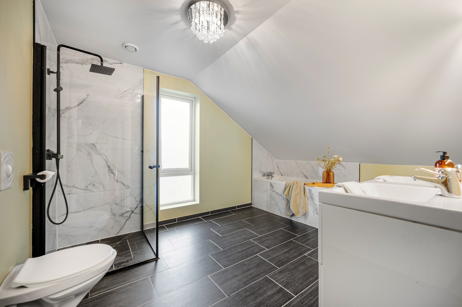 Stilrent bad i 2. etasje med moderne løsninger. Galleribilde