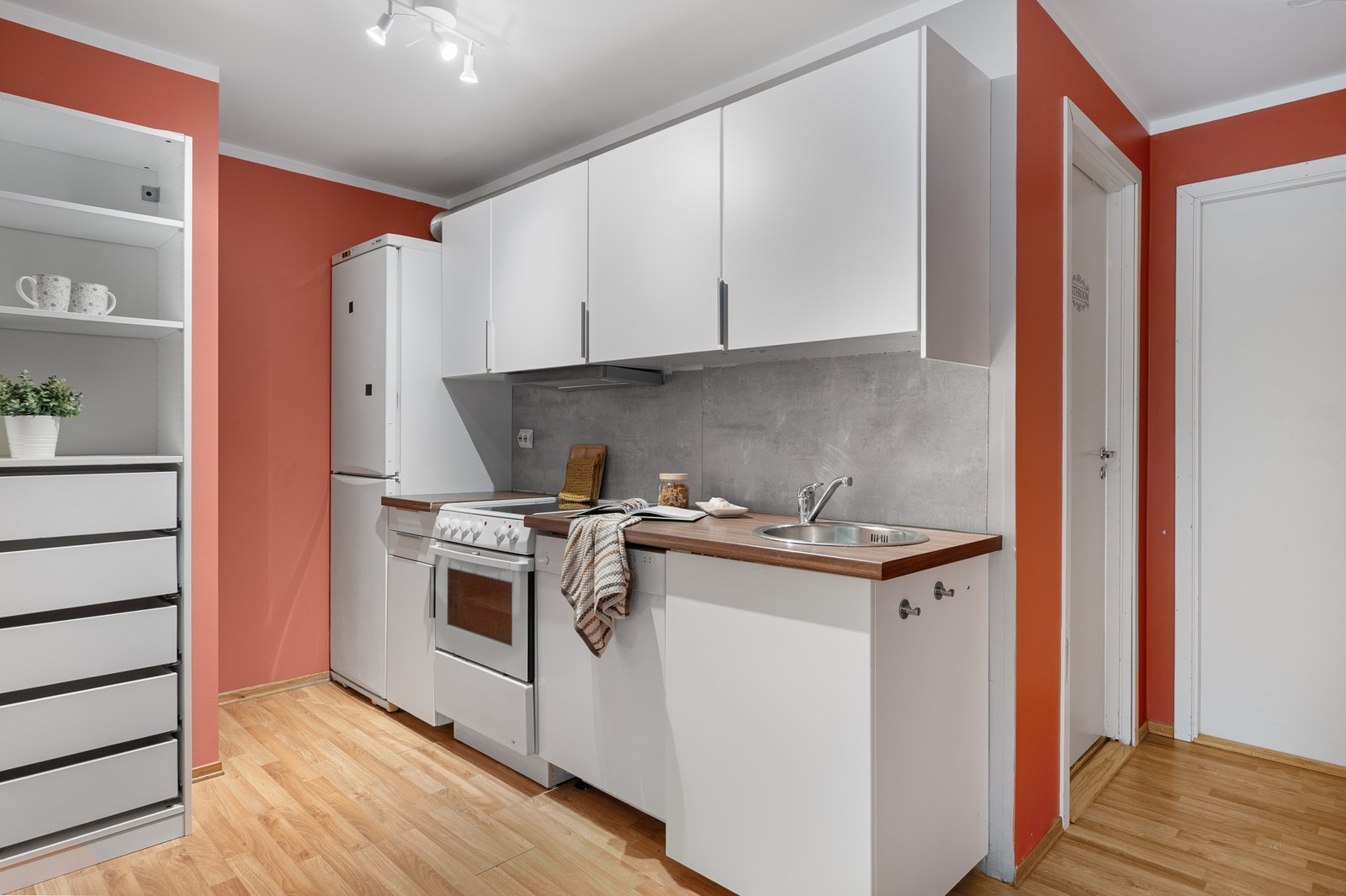 Kjelleren har eget kjøkken - perfekt som ekstra oppholdsrom eller gjestekjøkken. Galleribilde