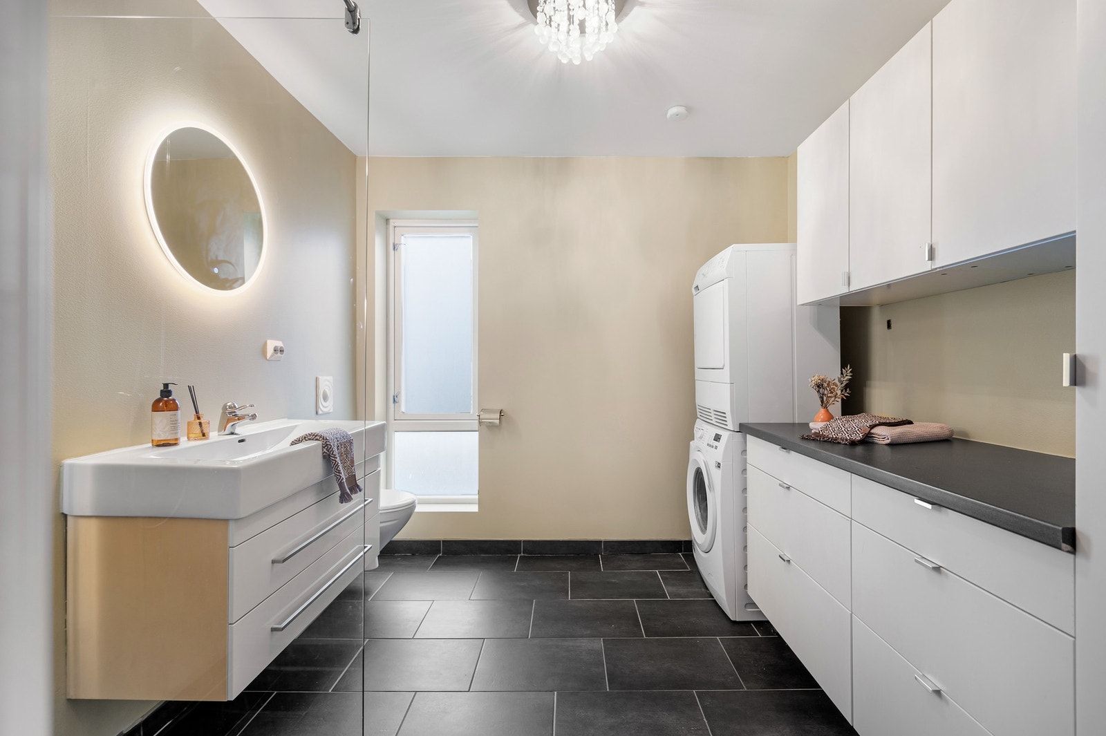 Hovedetasjen har moderne bad med opplegg for vaskemaskin. Galleribilde