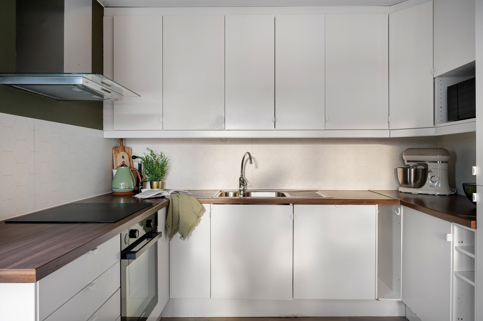 Kjøkkenet tilbyr godt med benke- og skapplass, samt moderne integrerte hvitevarer. Galleribilde