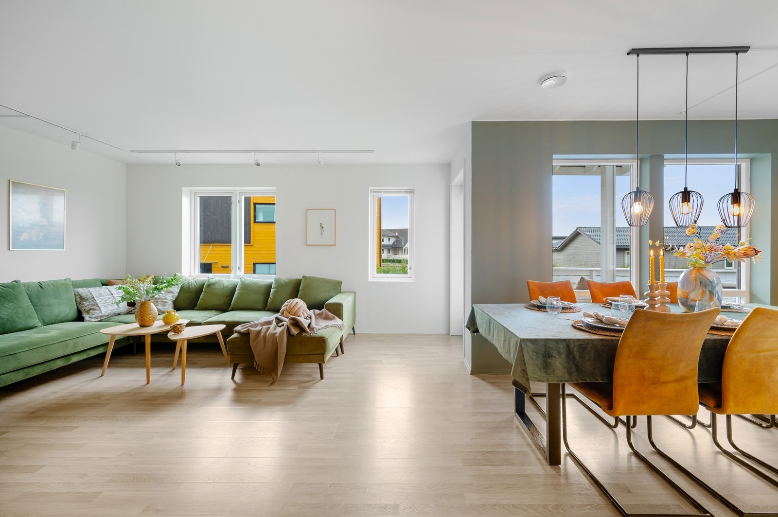 Store vindusflater som gir rikelig med naturlig lys og en lysere hverdag. Galleribilde