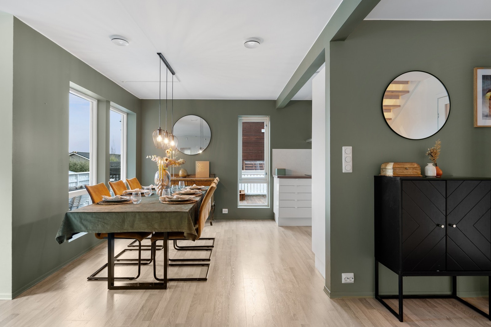 Romslig plass som gir mulighet for en stor spisestue. Galleribilde