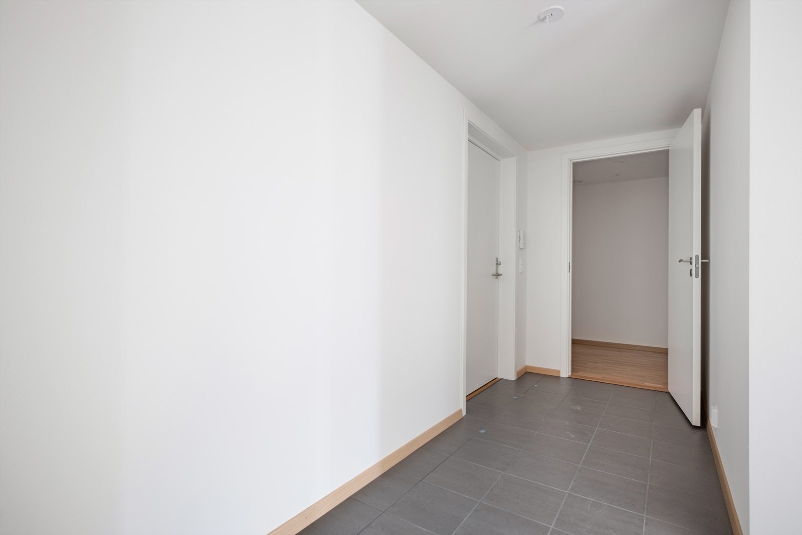 Flislagt gang. Leiligheten har også en innvendig bod på 2,6kvm. Galleribilde