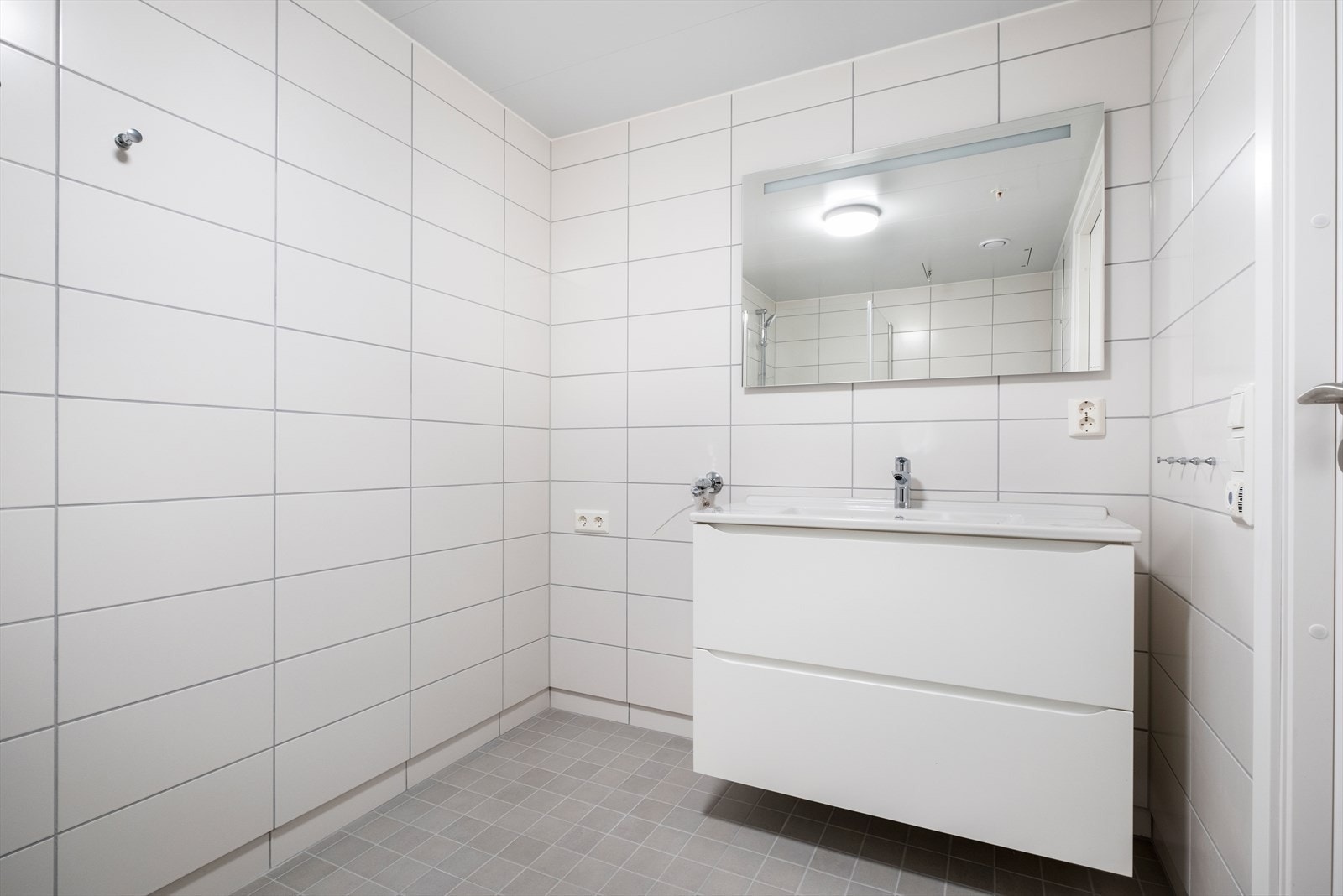 Pent flislagt bad med varme i gulv. Galleribilde