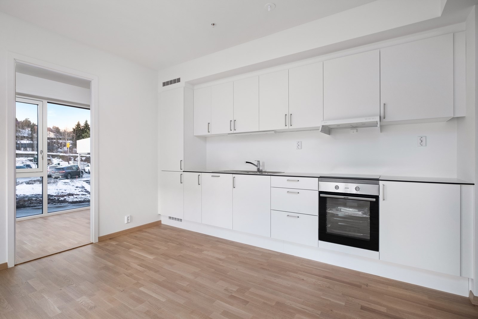 Pent kjøkken med integrerte hvitevarer. Galleribilde