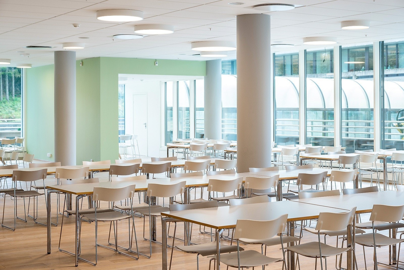 Det er en stor, felles kantine i bygget. Galleribilde