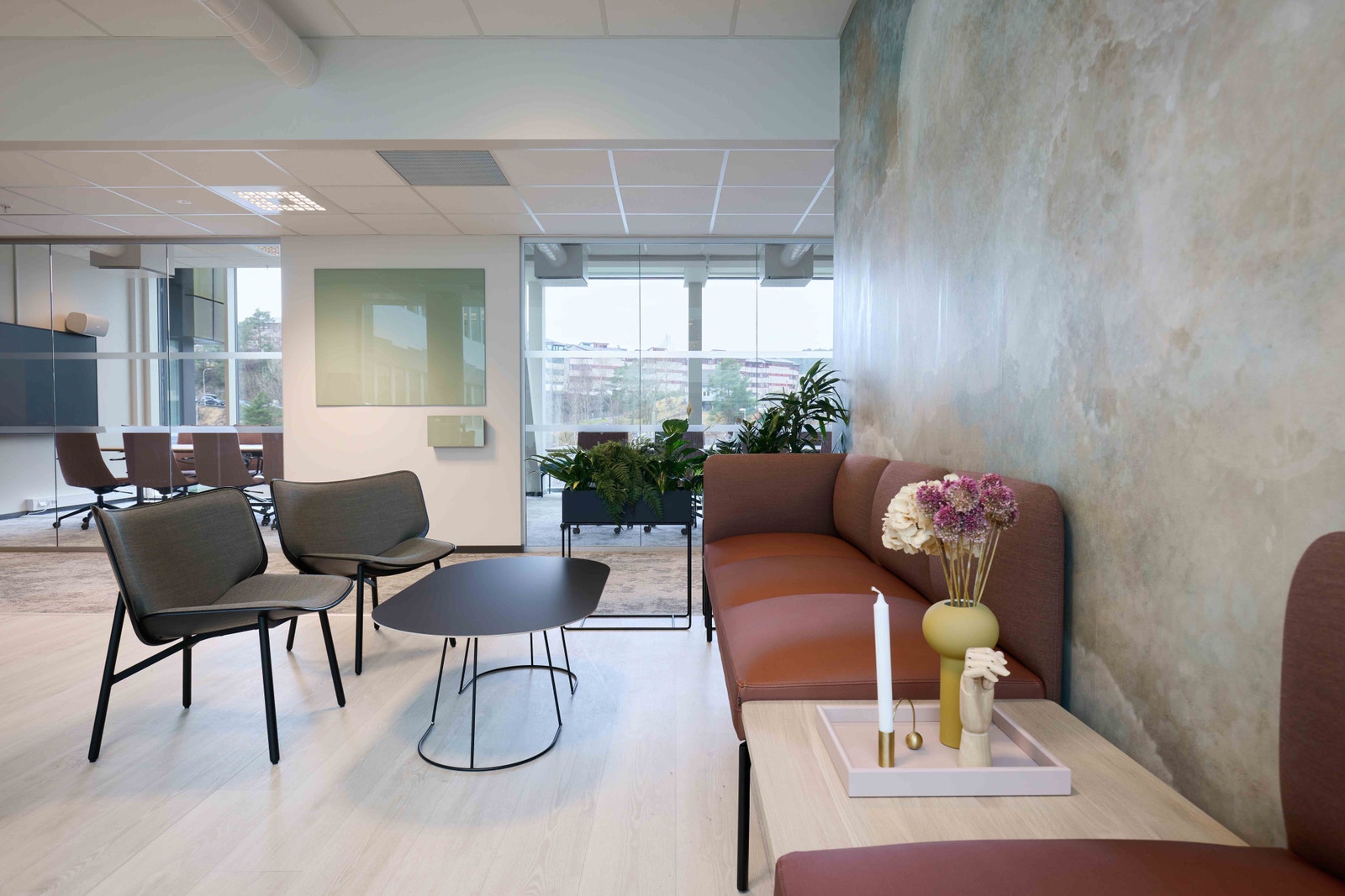 Eksempel på innredning hos en annen leietaker, med sosiale soner, møterom, kontorer og åpne landskap. Galleribilde