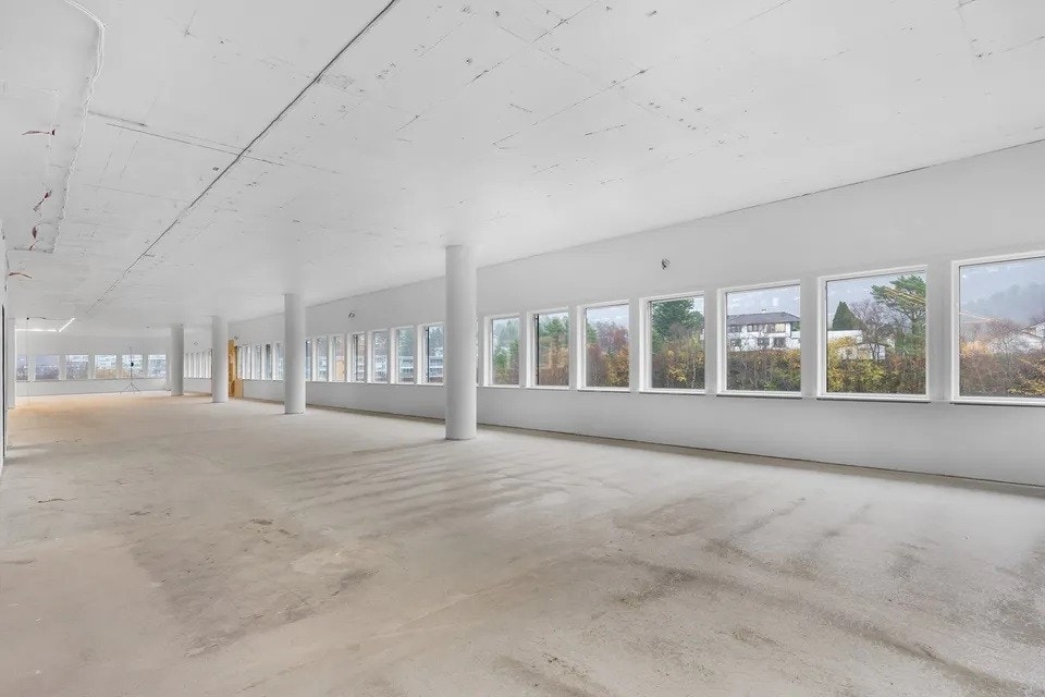 Kontorlokalene i 4. etasje har et stort potensial og kan innredes med åpent landskap, cellekontor og sosiale soner – alt etter hva som passer best for leietaker. Galleribilde