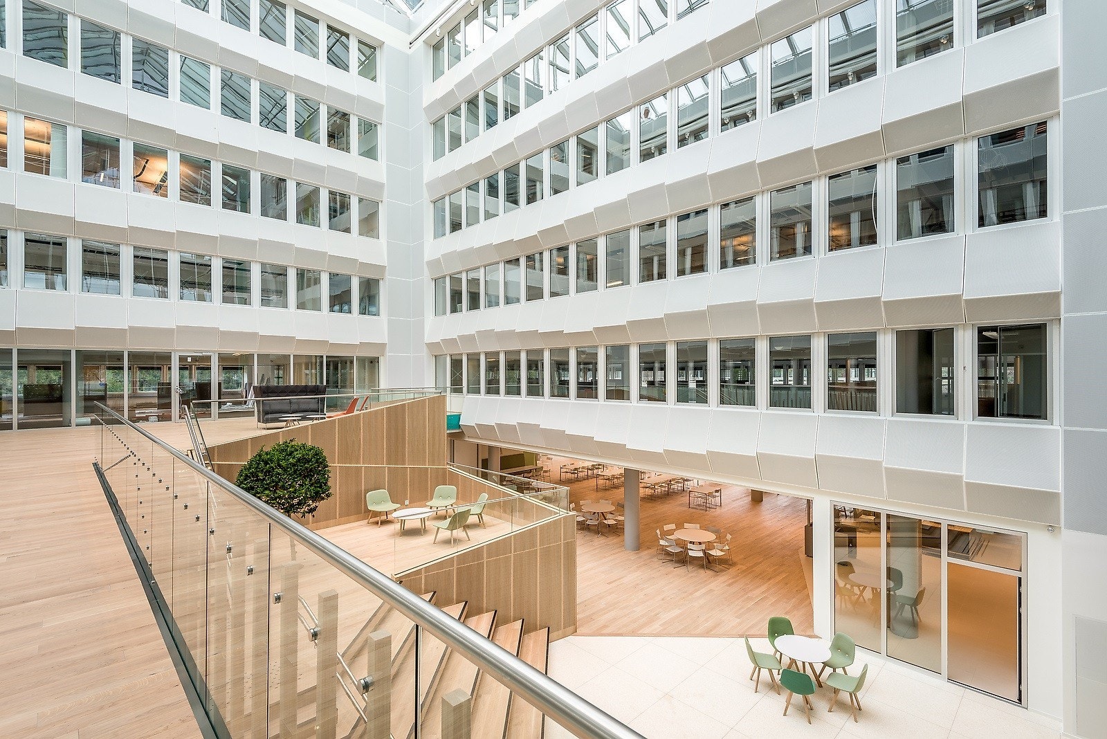 Kontorbygget har store og flotte fellesarealer, med mange sosiale soner på ulike nivåer. Galleribilde