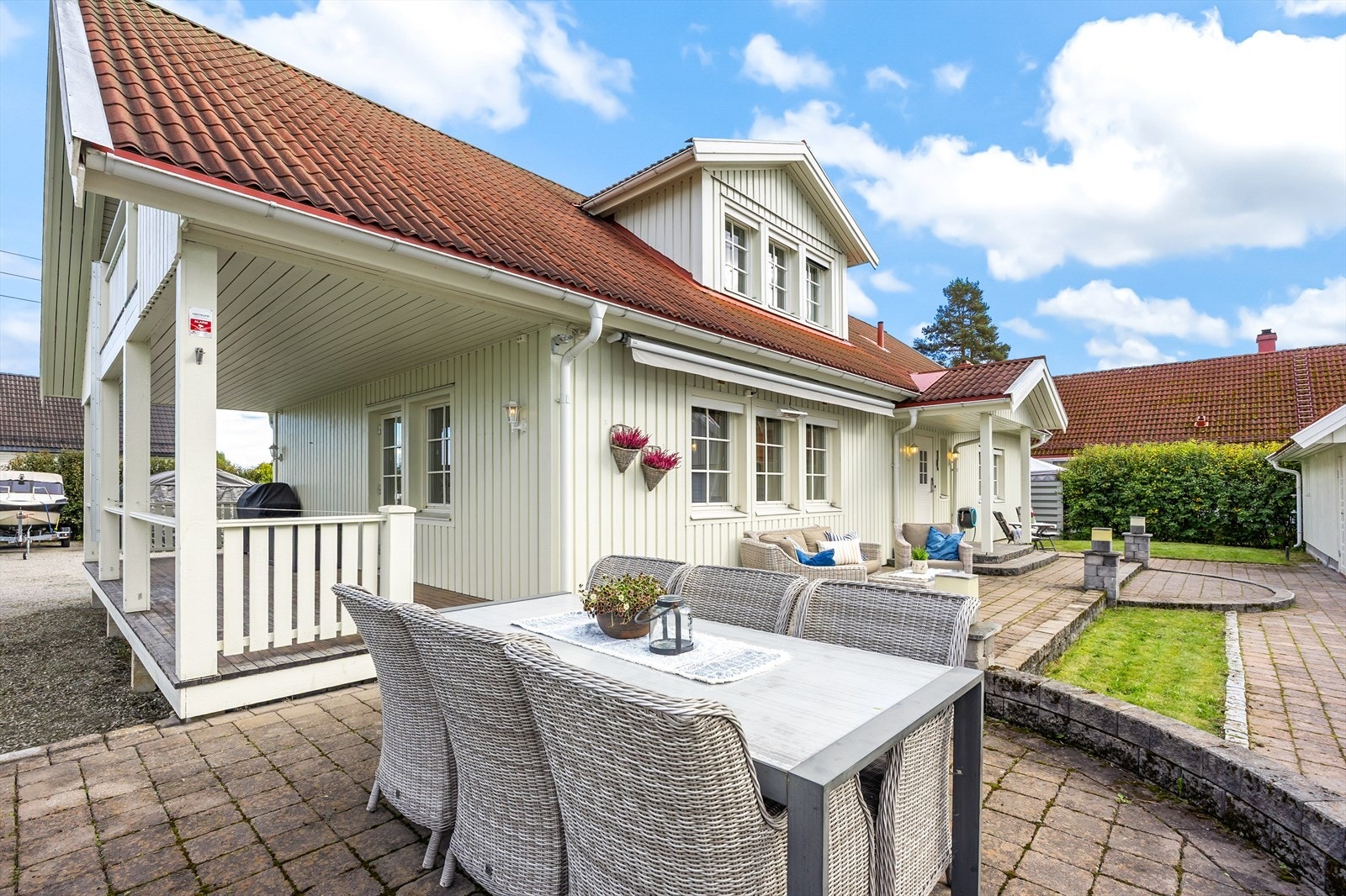 Her er det rikelig med uteplass, inkludert en platting på 34 m² belagt med belegningsstein. Galleribilde