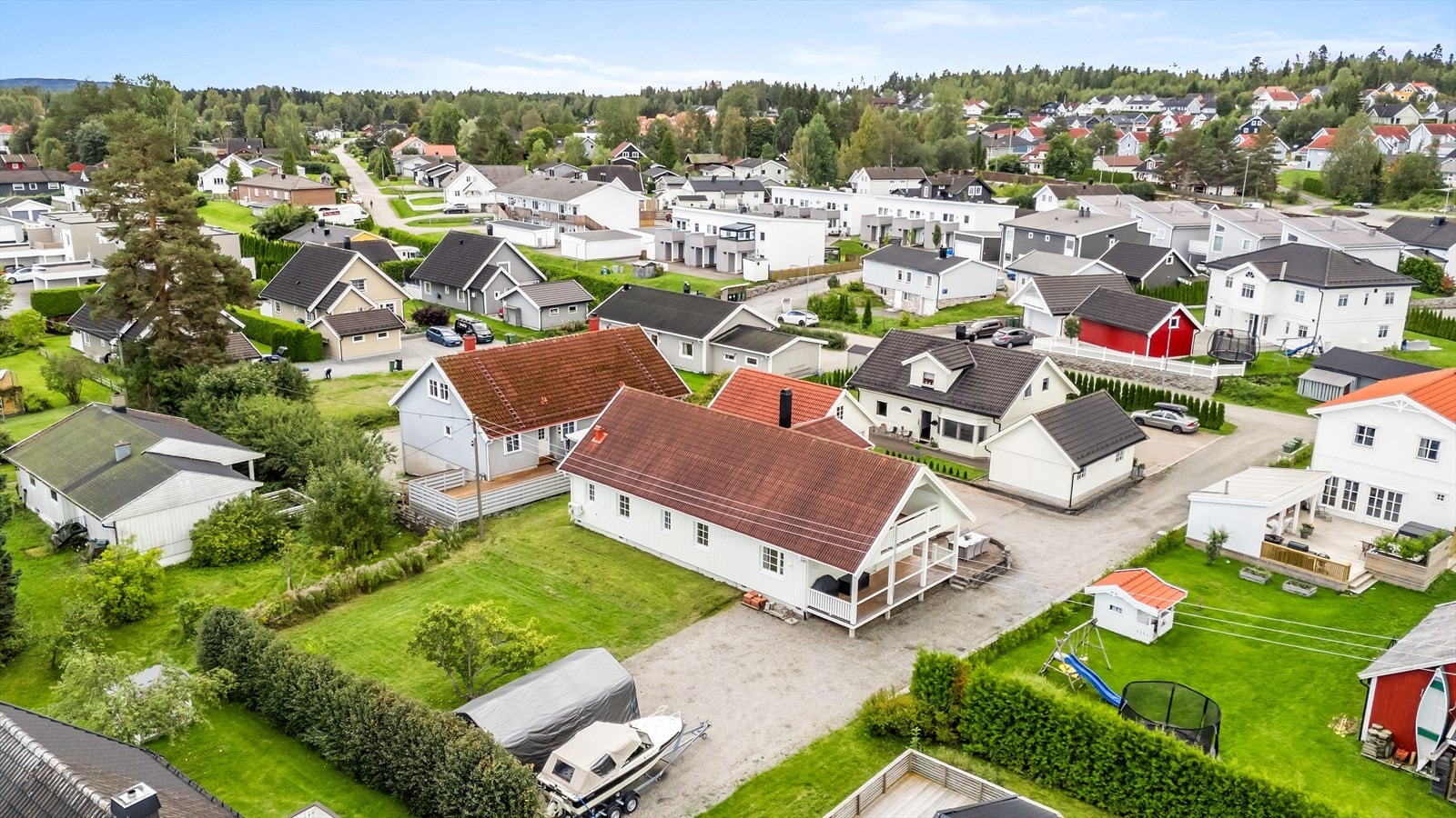 Nabolaget er ideelt for barnefamilier, med kort vei til Råholt skole (0,8 km) og flere barnehager. Galleribilde
