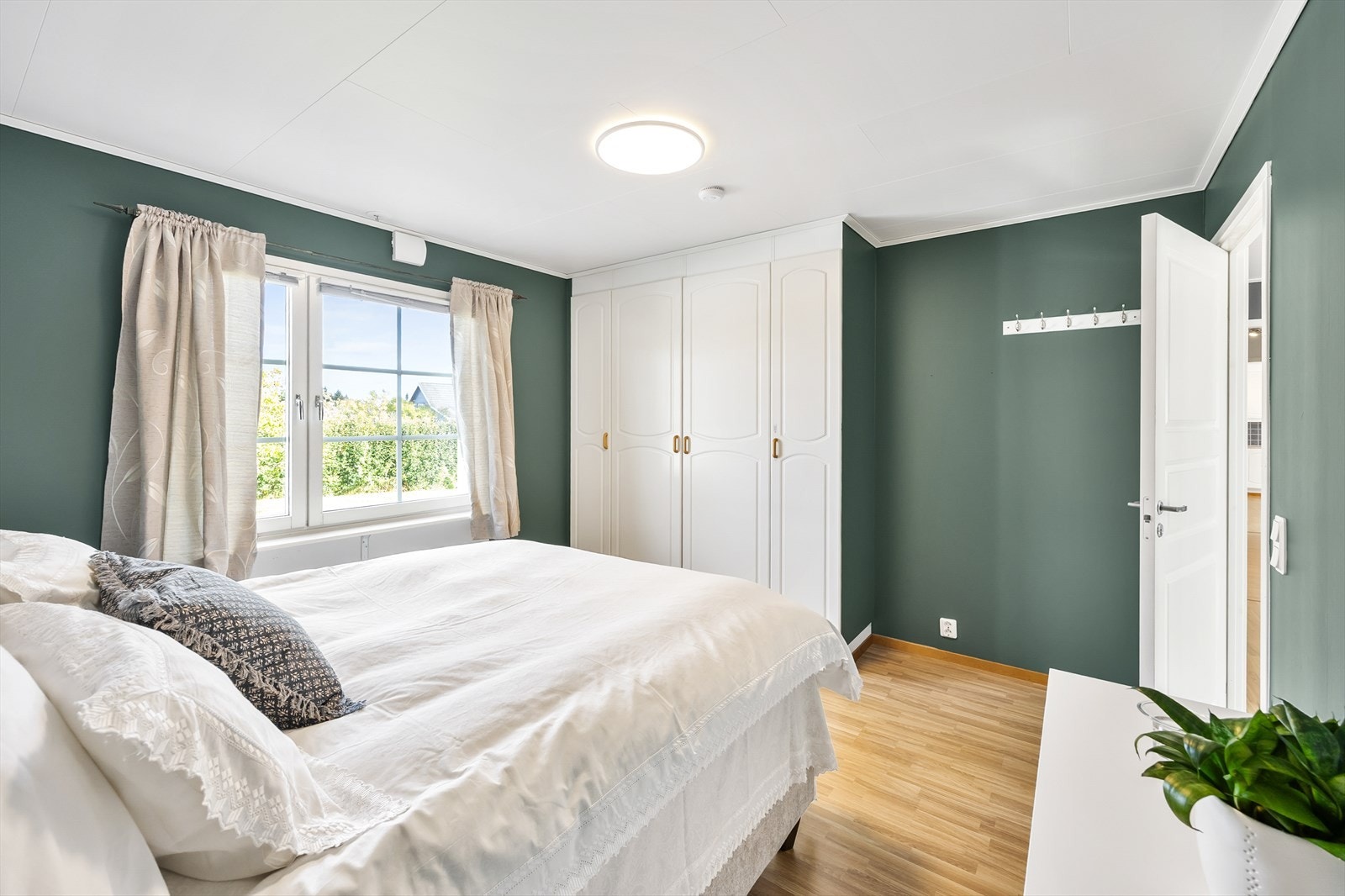 Hovedsoverommet i første etasje har god plass til dobbeltseng og garderobeløsning. Galleribilde