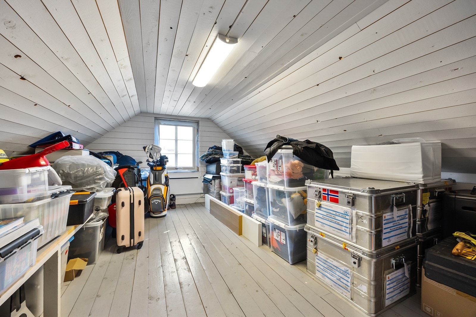 Garasjeloftet er innredet som et lagerrom med et gulvareal på ca. 29 m². Galleribilde