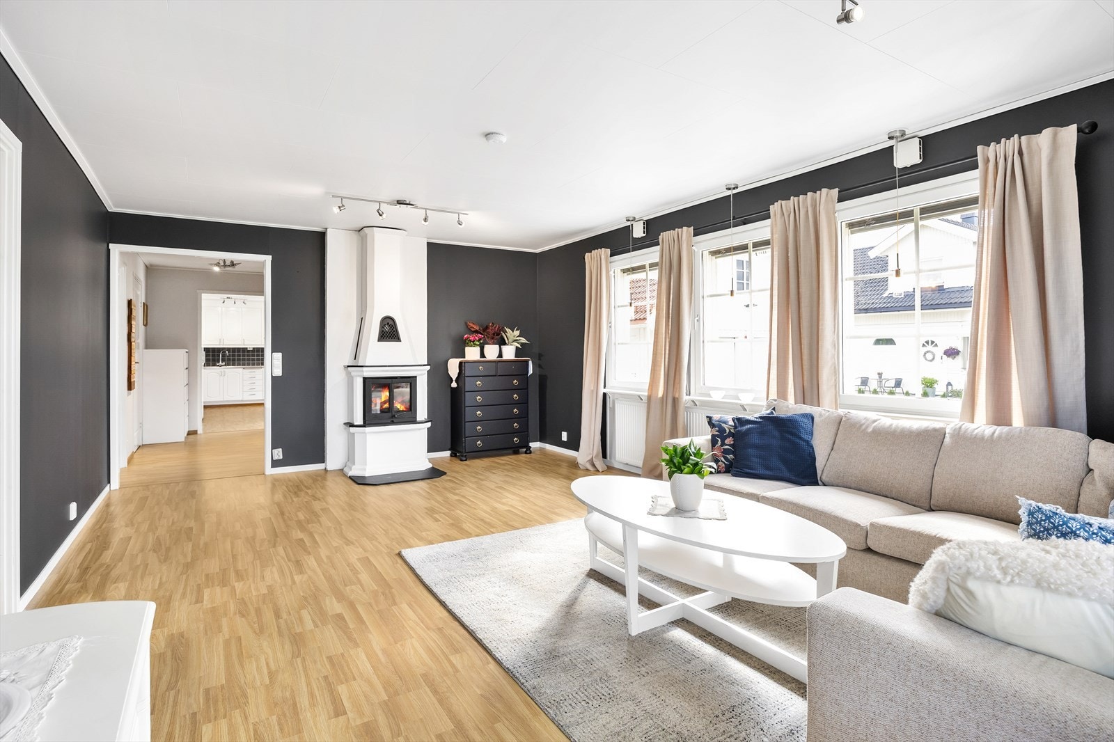 Fra stuen er det en åpen og naturlig flyt videre inn mot kjøkkenet. Galleribilde