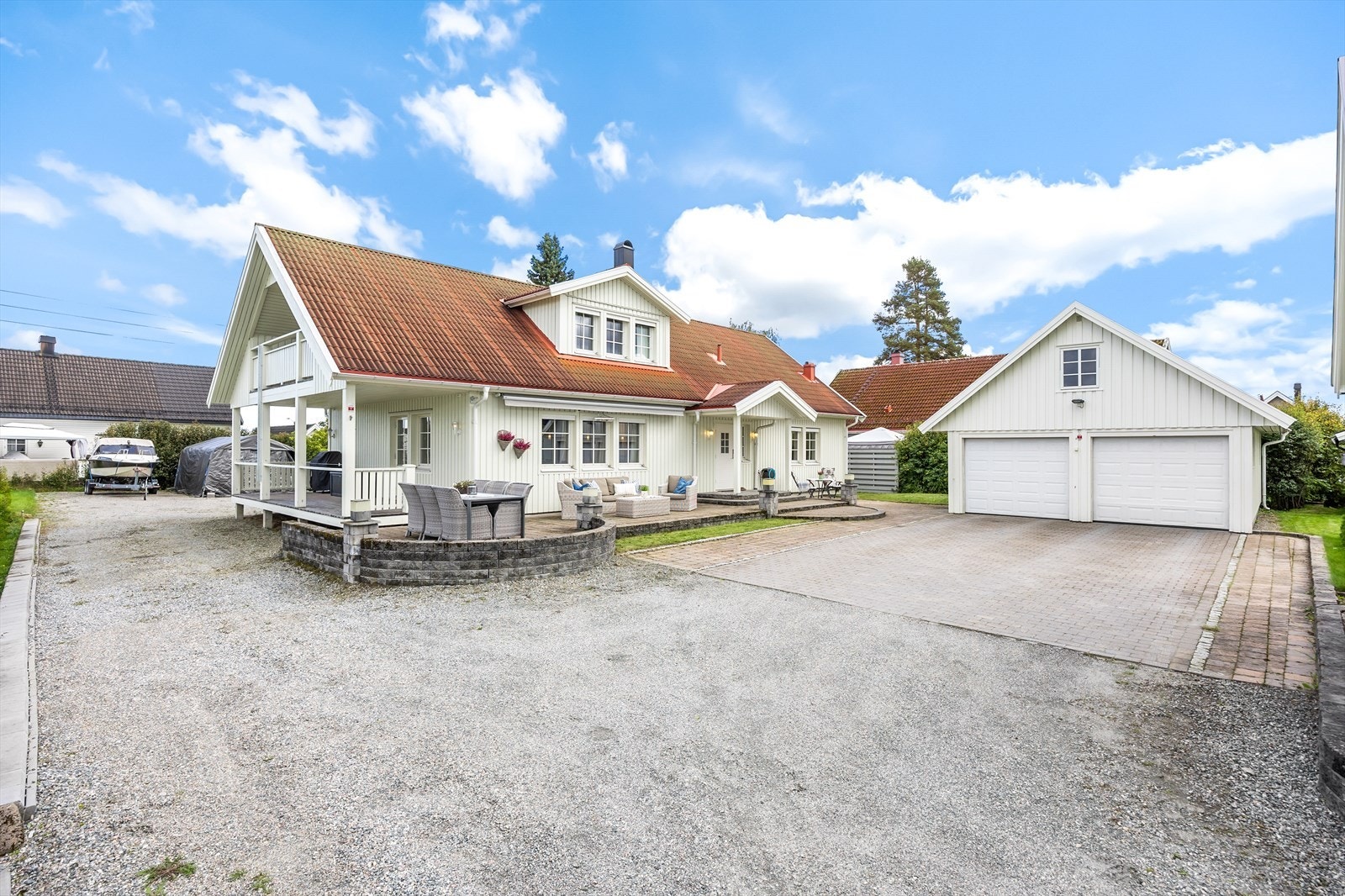 Eiendommen har en stor, gruset gårdsplass og en frittliggende dobbelgarasje på 46 m². Galleribilde
