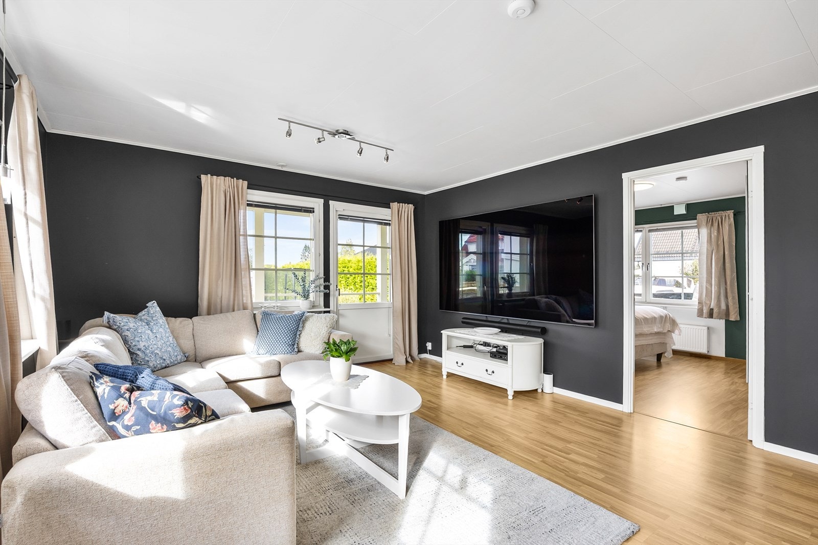 Rommet har god plass til en større sofagruppe og flere møbleringssoner. Galleribilde