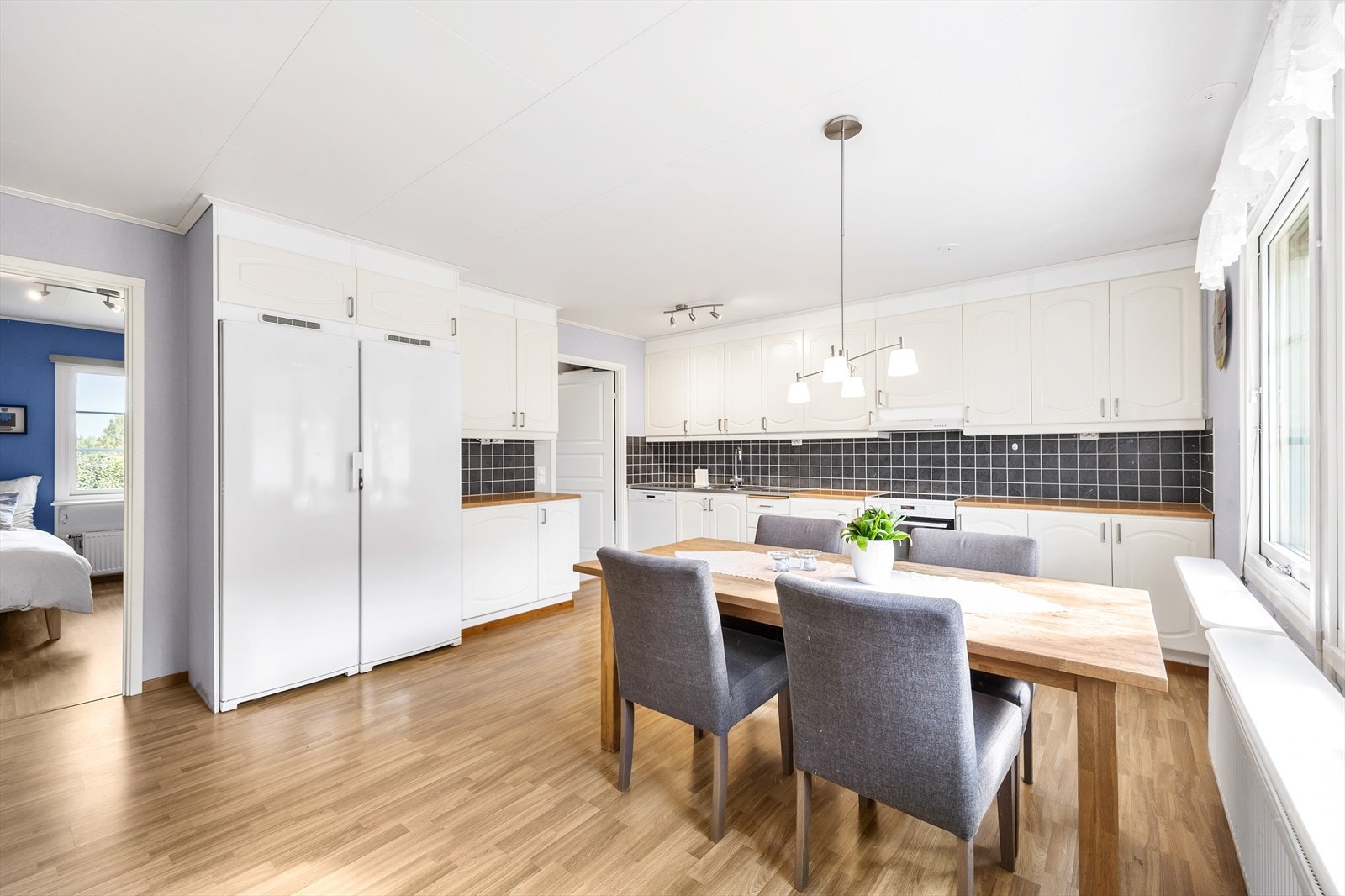 Her er det rikelig med skap- og benkeplass, samt kjøkkenventilator med avtrekk ut. Galleribilde