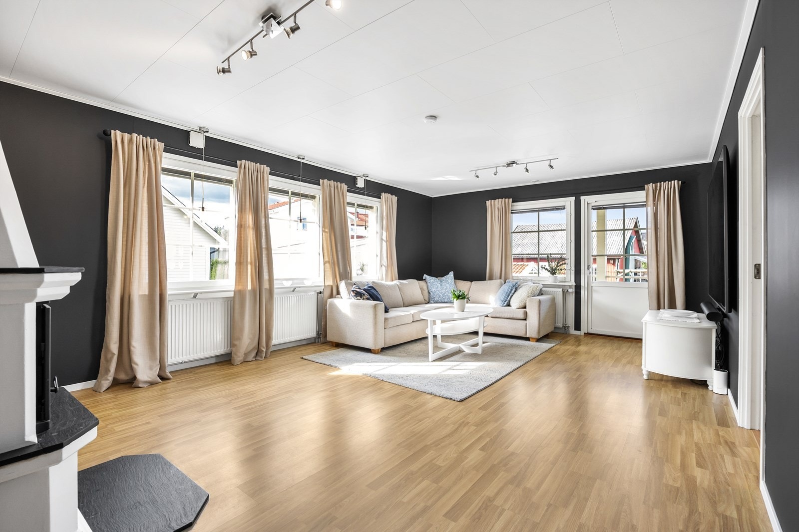 Stuen er et sentralt rom i boligen, med direkte utgang til en overbygd terrasse på 19 m². Galleribilde