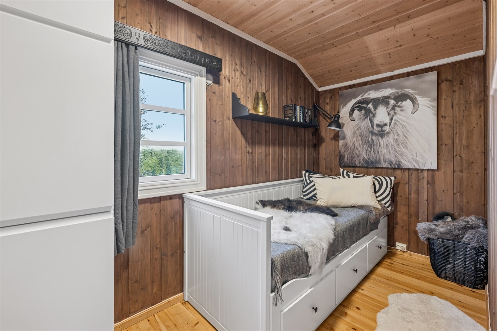 Soverom med trepanelvegger og tregulv gir et varmt og innbydende soverom. Galleribilde