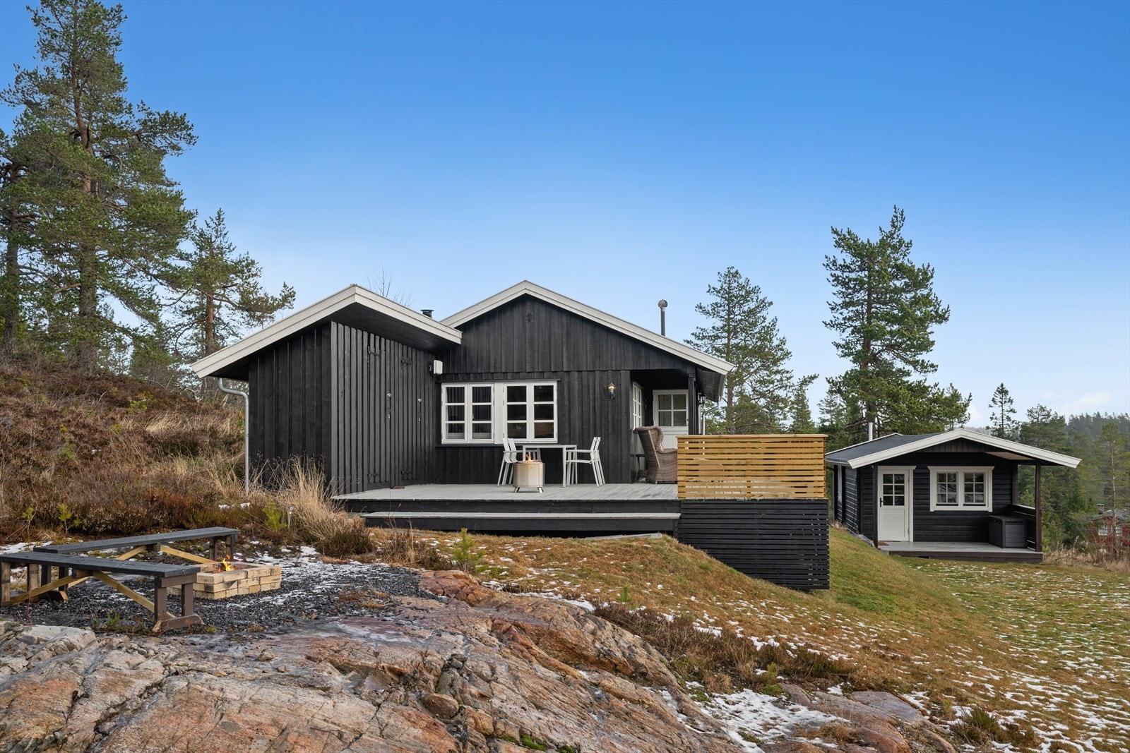 Hytta ligger høyt og fritt med nærhet til turterreng og skiløyper, og tilbyr en lun atmosfære med sol fra morgen til kveld. Galleribilde