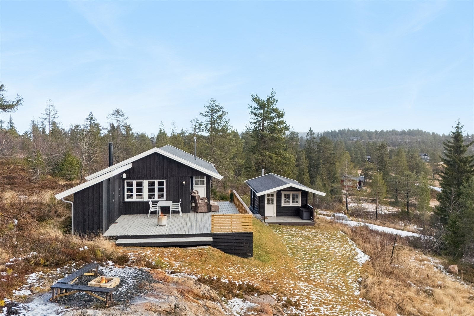 Terrassen gir utsikt over et naturskjønt område med skog og fjell. Galleribilde