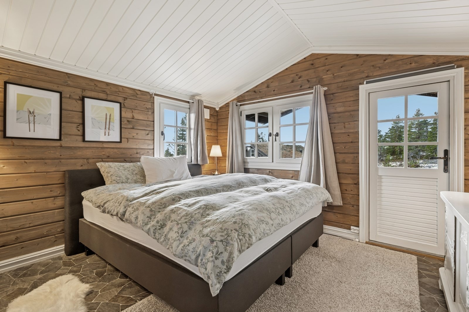 Annekset: Store vinduer gir rikelig med naturlig lys og utsikt mot naturen. Galleribilde