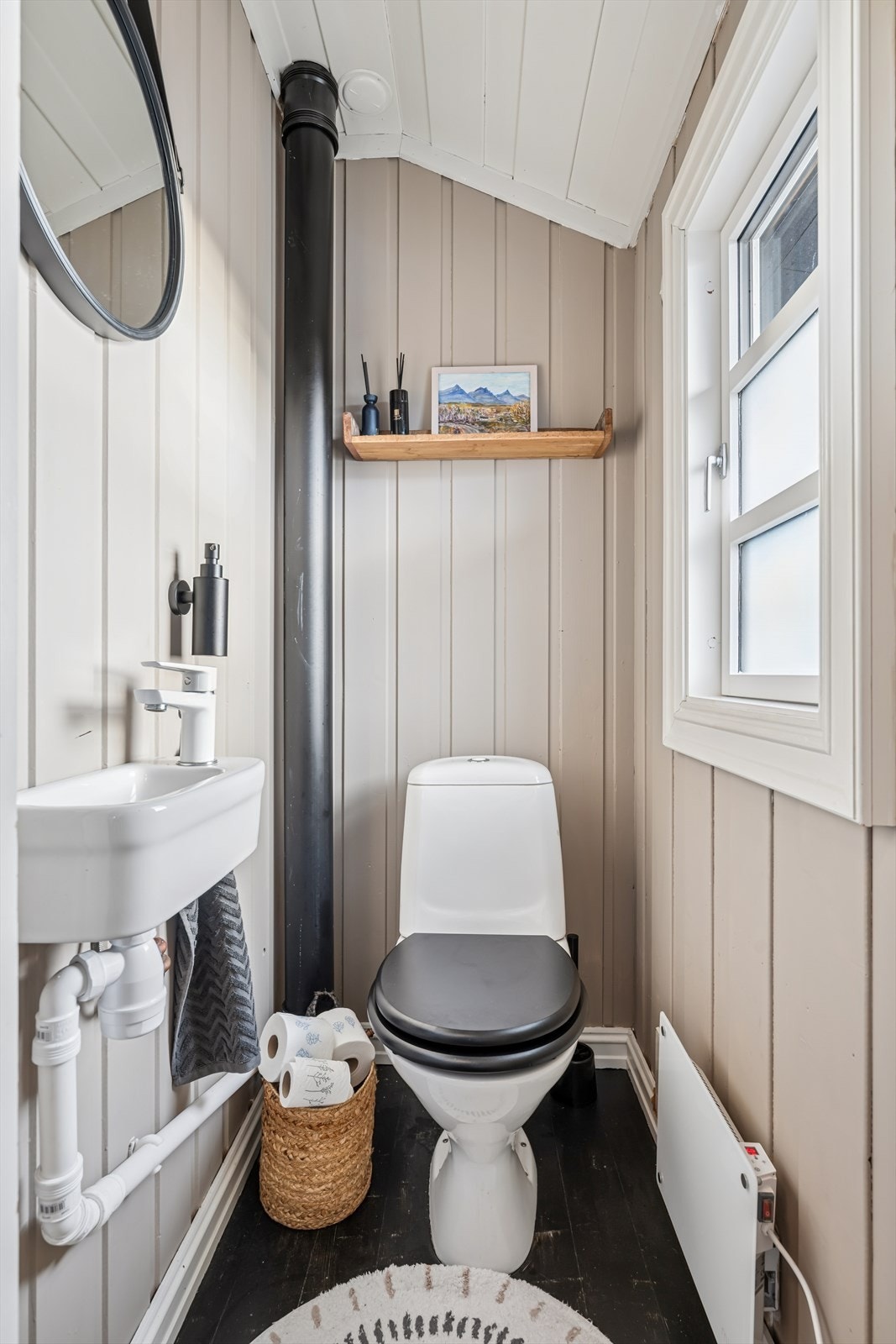 Seperat toalttrom, vann og avløp ble installert i 2022. Galleribilde