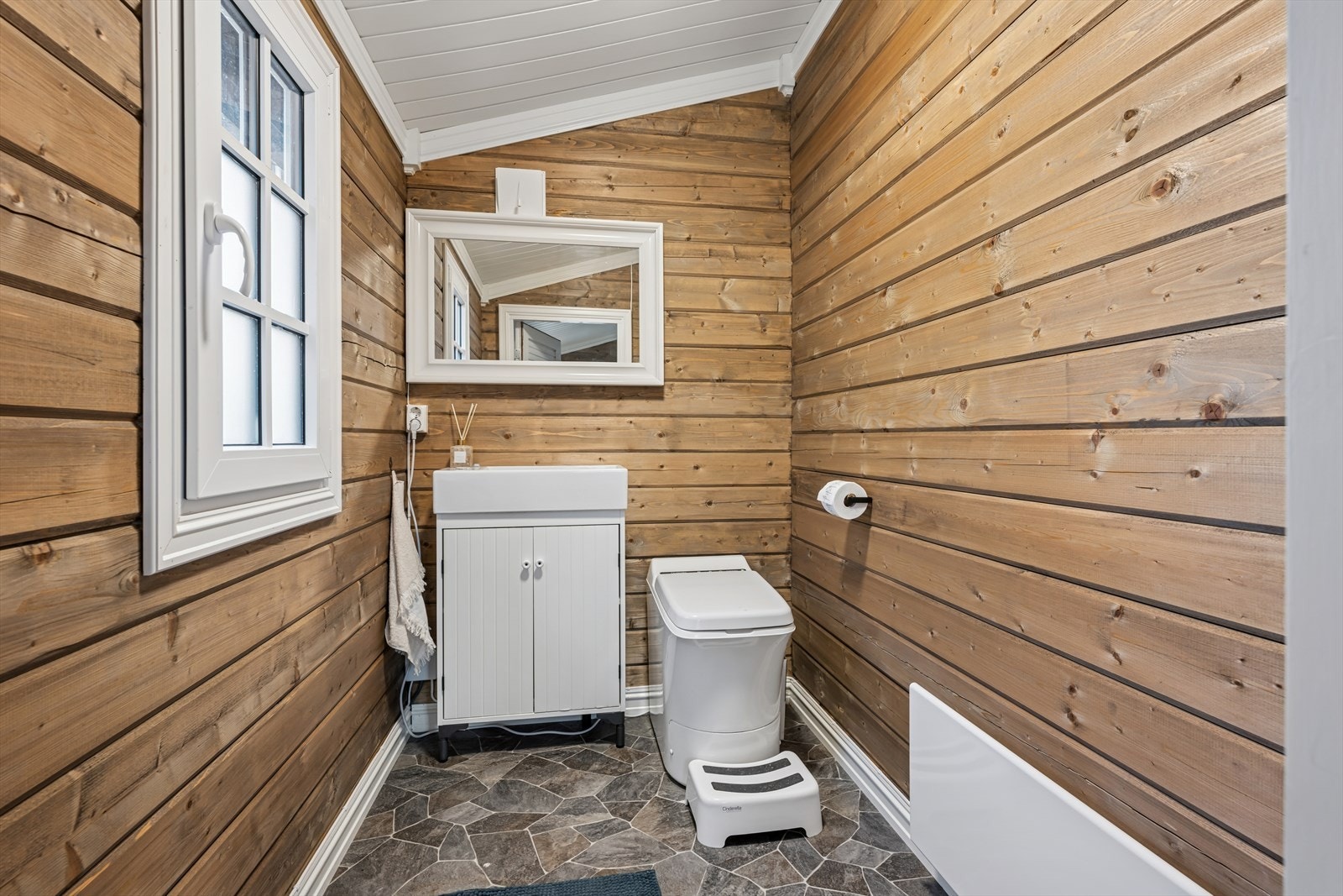 Annekset: Toalettrommet har tregulv og trepanel på vegger og tak, med naturlig avtrekk. Rommet er innredet med en servant og et forbrenningstoalett. Galleribilde
